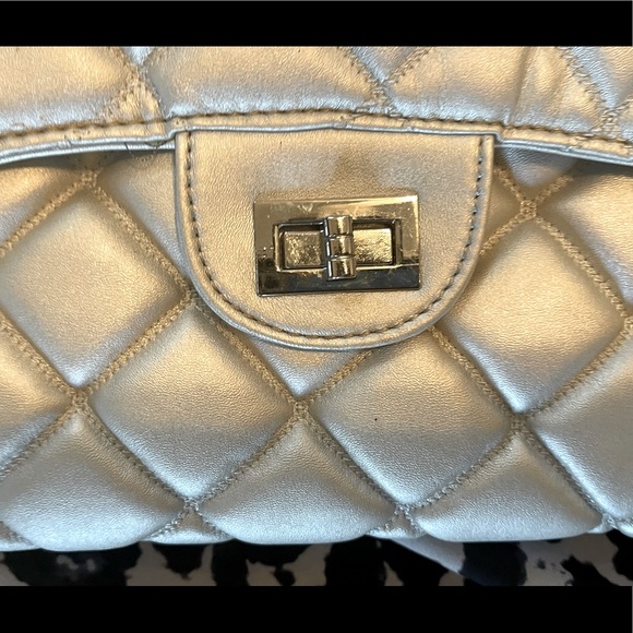 Beautiful MMS Design Studio silver quilted clutch with twist lock ❤️ - Picture 2 of 15